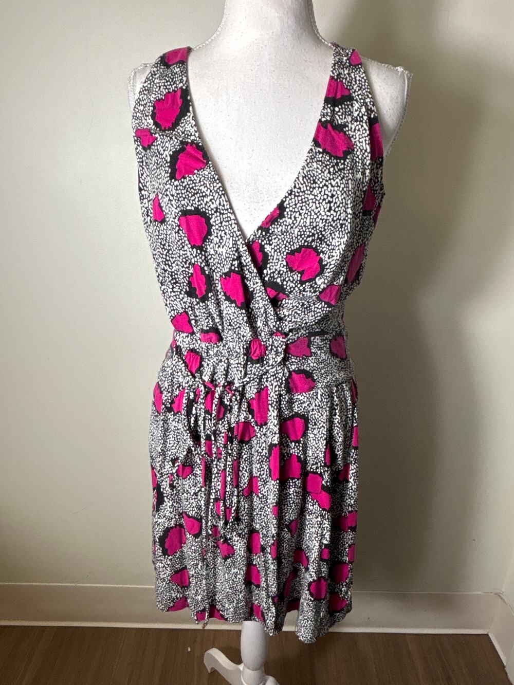Diane Von Furstenberg Black Fushia Sleeveless Faux Wrap Above the Knee Dress Sz6